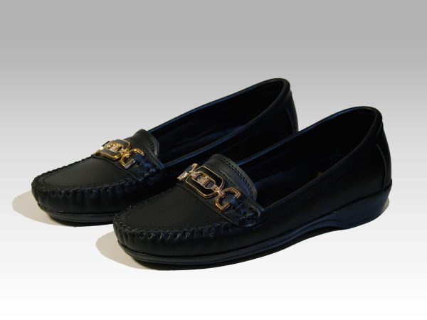 Ferrasines negros de mujer con herraje dorado y negro, vista lateral.