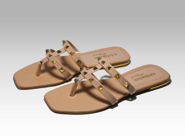 Sandalias de metededo de tiritas beige con pirámides doradas, vista lateral.