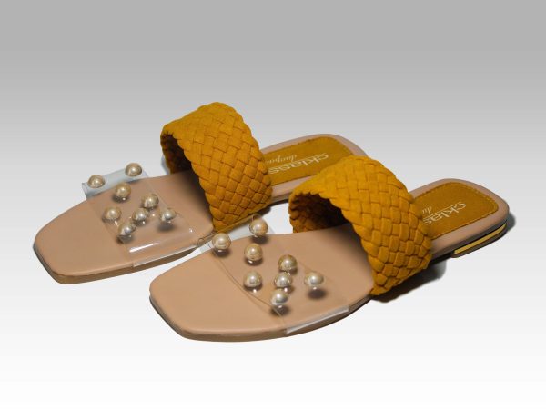 Sandalias de trenzas mostaza y con silicona transparente en el empeine, vista lateral.