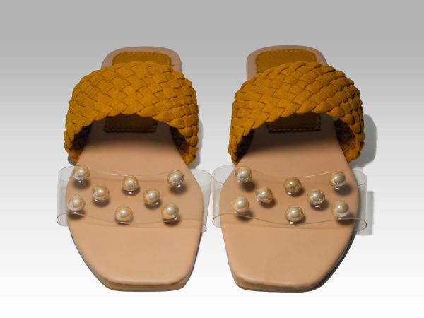 Sandalias de trenzas mostaza y con silicona transparente en el empeine, vista frontal.