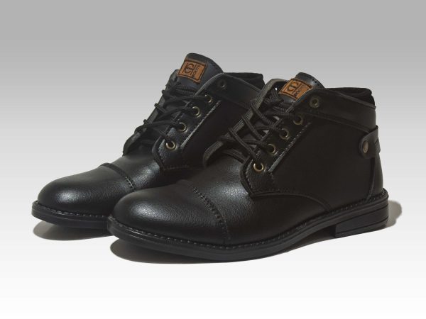 Botas negras, vista lateral.