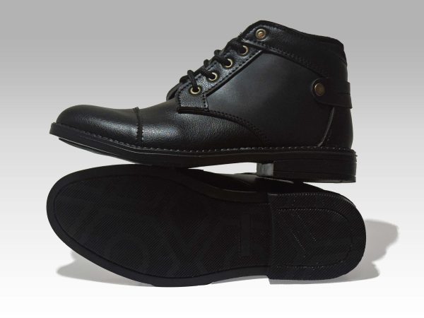 Botas negras, una recostada enseñando la suela.