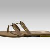 Sandalias de metededo de tiritas beige con pirámides doradas.