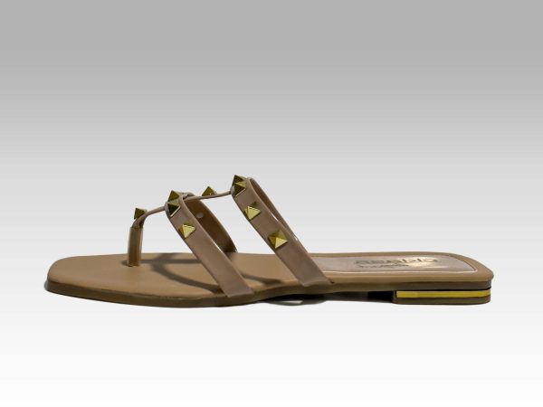 Sandalias de metededo de tiritas beige con pirámides doradas.