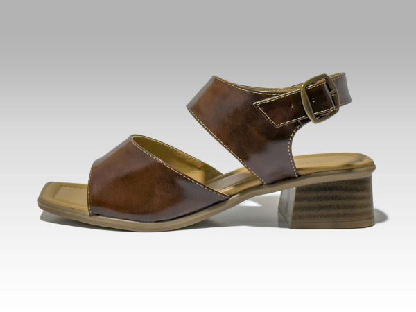 Sandalias carmelita oscuro liso, de tacón con banda en el empeine y con talón.