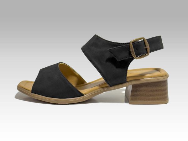 Sandalias negra, de tacón con banda en el empeine y con talón.