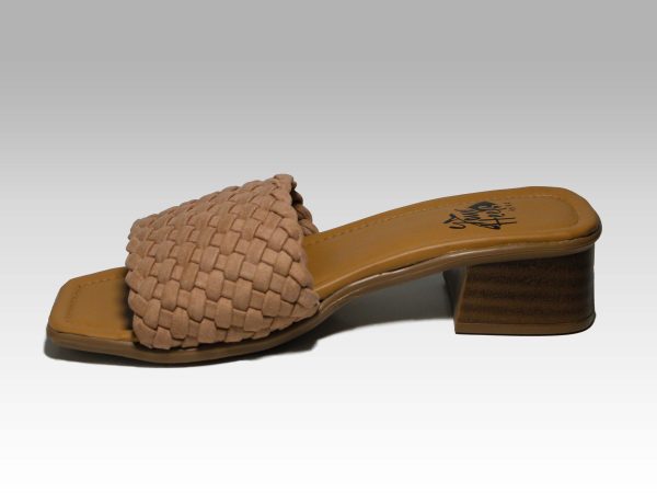 Sandalias de tacón con trenzas beige en el empeine.