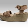 Plataforma beige de mujer con trenzas en empeine y talon con herraje.