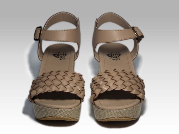Plataformas beige de mujer con trenzas en empeine y talon con herraje, vista frontal.