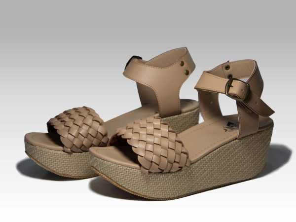 Plataformas beige de mujer con trenzas en empeine y talon con herraje, vista lateral.