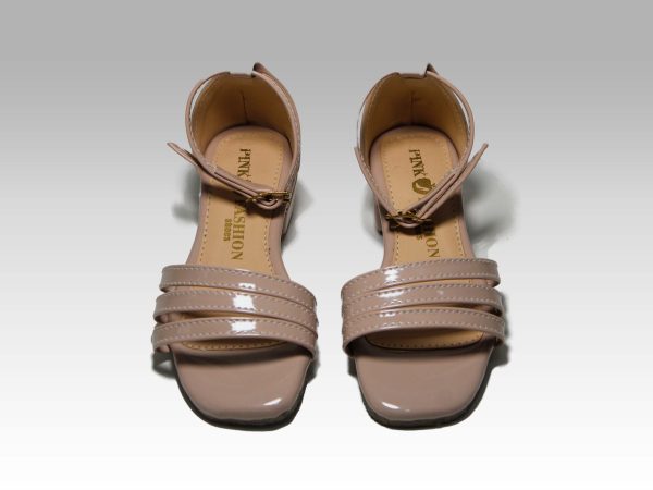 Sandalias beige de niñas con tacón, con tiritas en el empeine y talón con herraje, vista frontal.