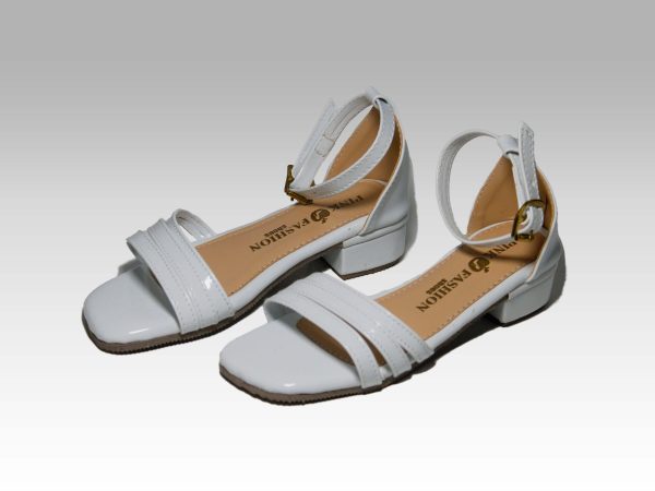 Sandalias blancas de niñas con tacón, con tiritas en el empeine y talón con herraje, vista lateral.