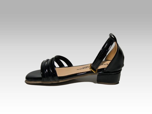 Sandalia negra de niña con tacón, con tiritas en el empeine y talón con herraje.