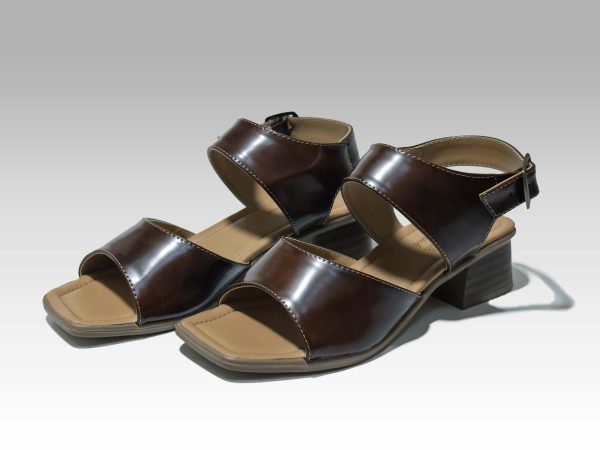 Sandalias carmelita oscuro liso, de tacón con banda en el empeine y con talón, vista lateral.