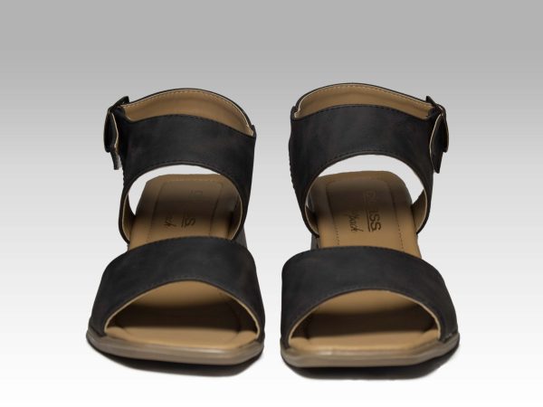 Sandalias negras de tacón con banda en el empeine y con talón, vista frontal.