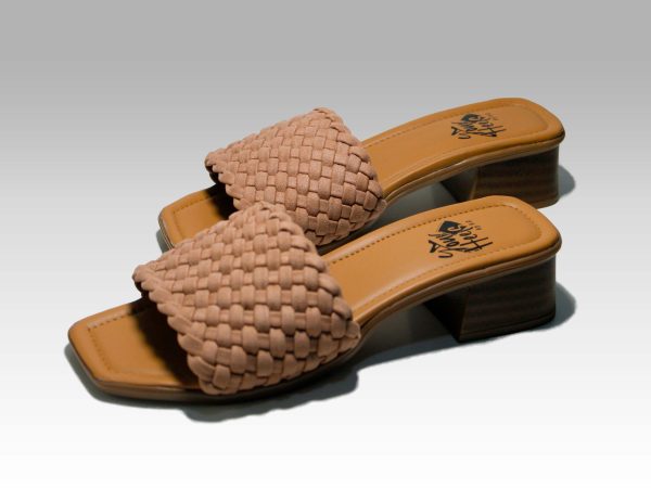 Sandalias de tacón con trenzas beige en el empeine, vista lateral.