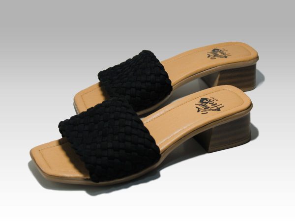 Sandalias de tacón con trenzas negras en el empeine, vista lateral.