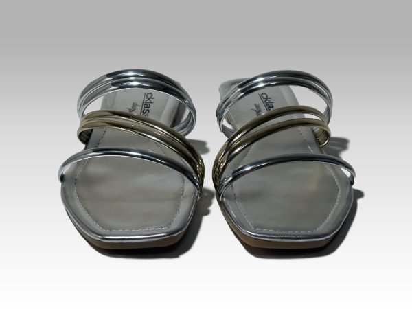 Sandalias plateadas con tirita plateada y dorada.