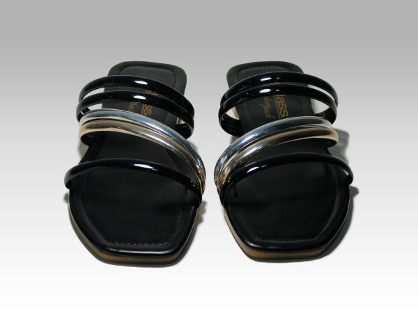 Sandalias negras con tirita plateada y dorada.