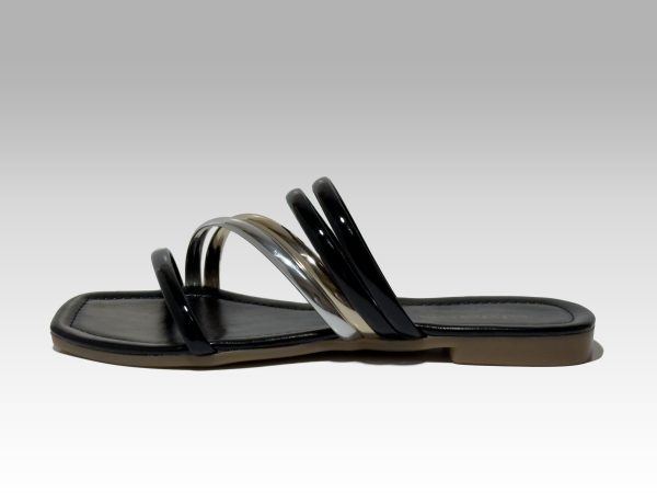 Sandalia negra con tirita plateada y dorada.