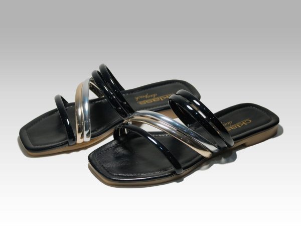 Sandalias negras con tirita plateada y dorada.