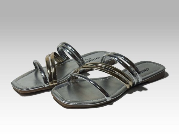 Sandalias plateadas con tirita plateada y dorada.