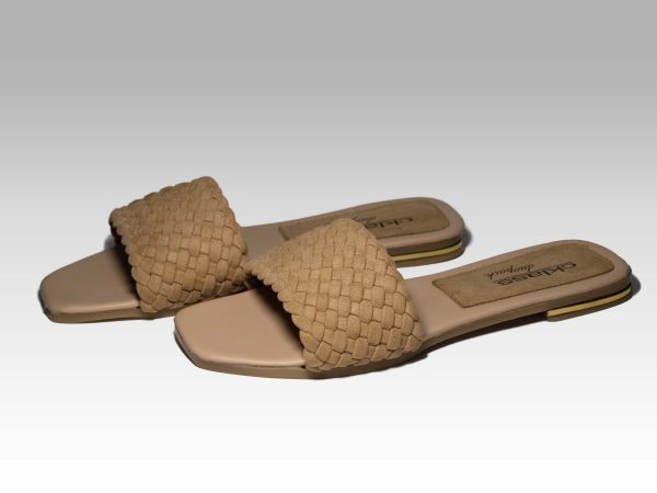 Sandalias beige de trenzas en el empeine, vista lateral.