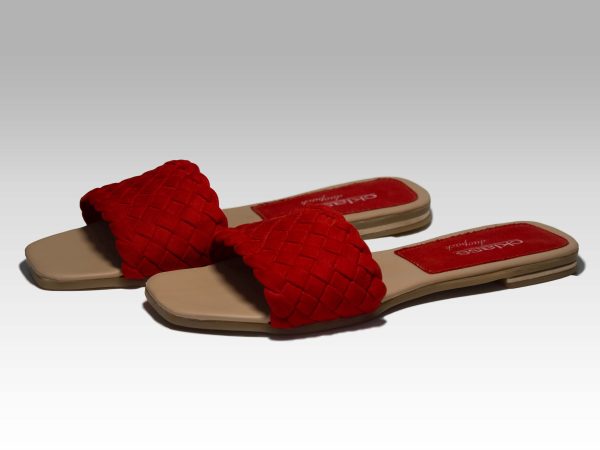 Sandalias rojas de trenzas en el empeine, vista lateral.