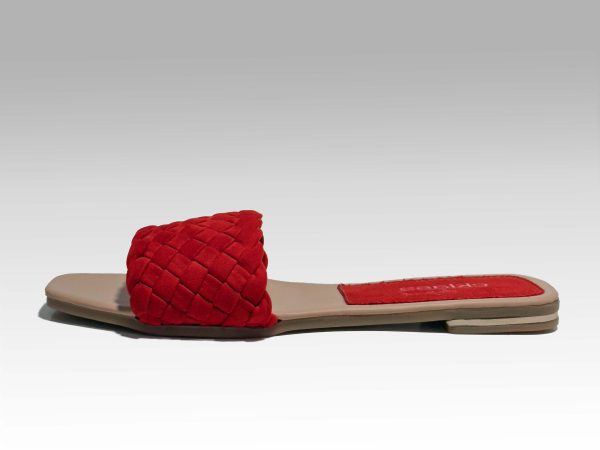 Sandalia roja de trenzas en el empeine.