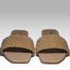 Sandalias beige de trenzas en el empeine, vista frontal.