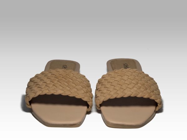 Sandalias beige de trenzas en el empeine, vista frontal.