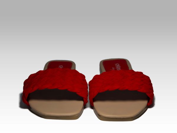 Sandalias rojas de trenzas en el empeine, vista frontal.