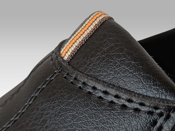 Mocasines carmelita claro de hombre, vista cercana.