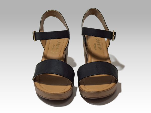 Sandalia negra de mujer, con tacón alto, banda en el empeine, y herraje en el tobillo, vista lateral, vista frontal.