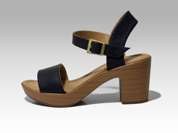 Sandalia negra de mujer, con tacón alto, banda en el empeine, y herraje en el tobillo.