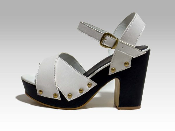 Sandalia blanca, de mujer con tacón cuadrado alto, con banda en empeine en forma de cruz, y talon con herraje.