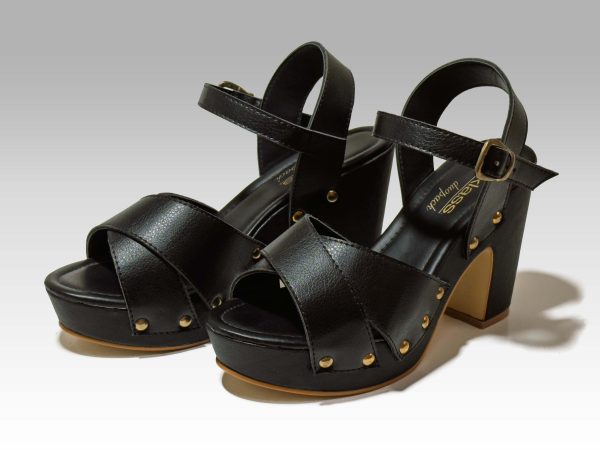 Sandalia negra, de mujer con tacón cuadrado alto, con banda en empeine en forma de cruz, y talón con herraje, vista lateral.